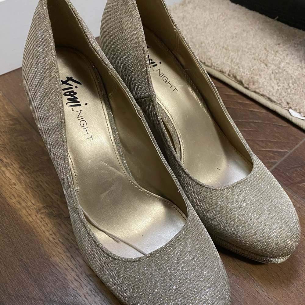 Cute flashy heels!